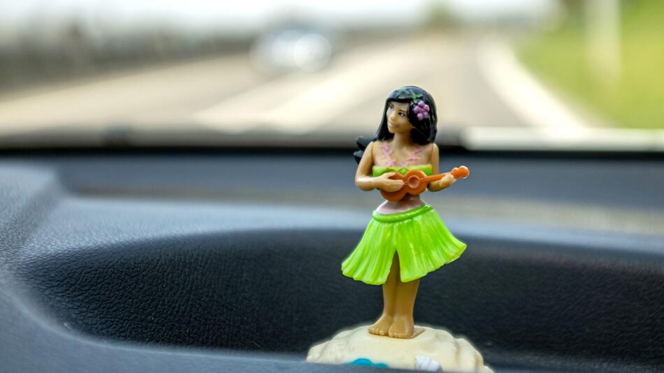 Eine Hula-Figur auf dem Armaturenbrett eines Autos