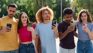 Gruppe junger Menschen am Handy