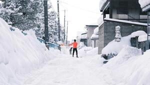 Person beim Schneeschippen