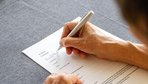 Eine Frau füllt eine Vollmacht aus