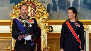 König Haakon und Kronprinzessin Ingrid Alexandra standen gemeinsam vor dem Parlament.