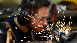 Ein Auszubildender in einer Metallbau-Werkstatt