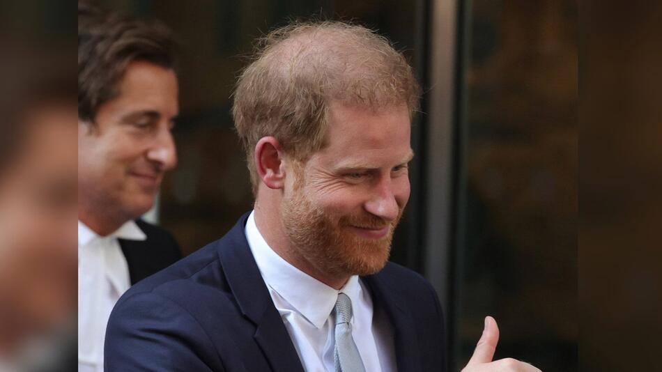 Prinz Harry im vergangenen Sommer beim Verlassen des Londoner High Courts nach seiner Aussage.