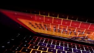 Tastatur eines Laptops spiegelt sich auf dem Display