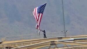 Rätselhafte Kletteraktion: Mann befestigt Fahrrad an US-Flagge auf hoher Brücke
