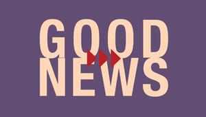 Grosser Schriftzug „GOOD NEWS“ in hellbeiger Farbe auf violettem Hintergrund, mit drei roten ...