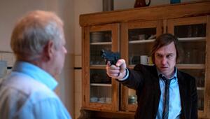 "Tatort: Borowski und der gute Mensch": Kai Korthals (Lars Eidinger, r.) zielt auf Klaus ...