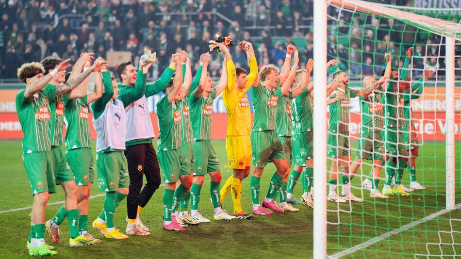 Die Spieler von Rapid Wien jubeln am 25. Februar nach dem Bundesliga-Derby gegen Austria Wien.