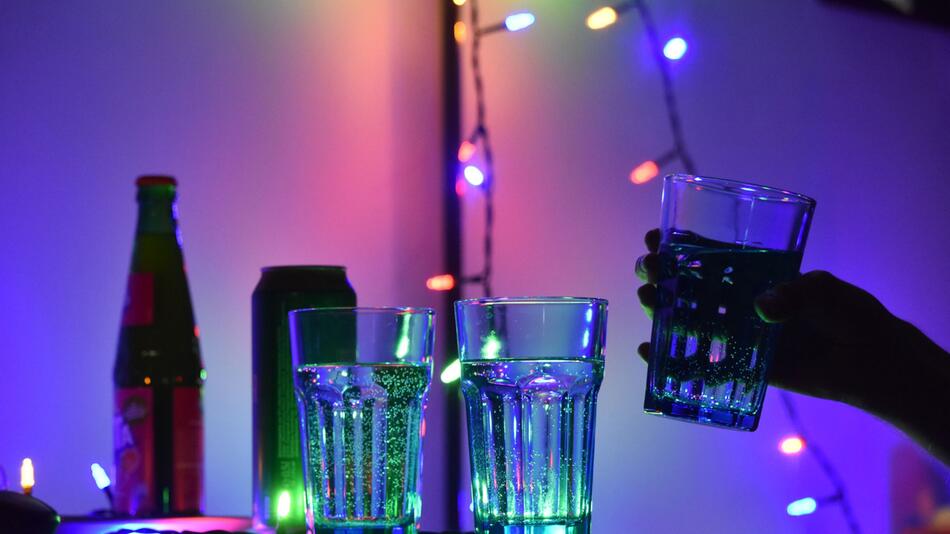 Drinks stehen auf einem Tisch