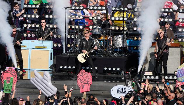 Green Day rockt die Bühne beim grössten Sportereignis des Jahres.