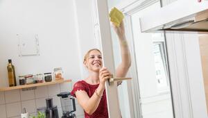 Eine Frau renigt ein Fenster