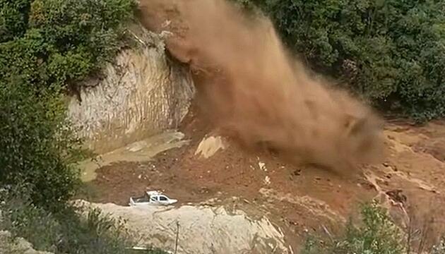 Tonnen Erde in Bewegung: Massiver Erdrutsch begräbt geparktes Auto in Yunnan