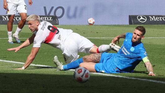 Ermedin Demirovic und Robert Andrich gucken dem Ball nach.