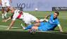 Ermedin Demirovic und Robert Andrich gucken dem Ball nach.