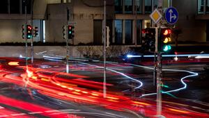 Leuchtspuren vom Verkehr in der Innenstadt