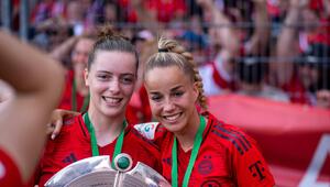 Bayerns Alara Sehitler (links) und Giulia Gwinn feiern 2024 die Deutsche Meisterschaft. 