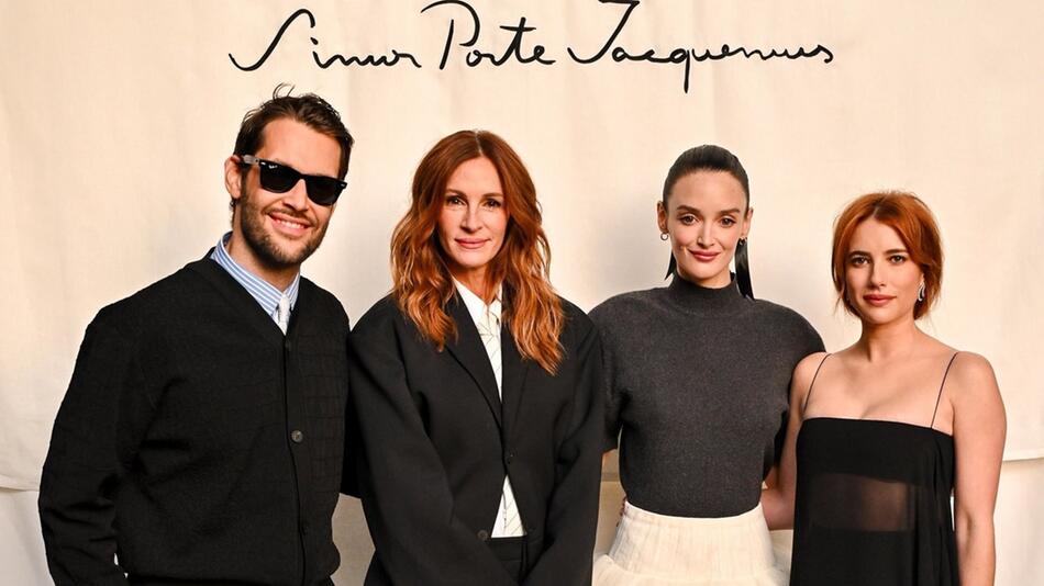 Designer Simon Porte Jacquemus, Julia Roberts, Schauspielerin Charlotte Le Bon und Emma Roberts ...