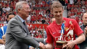 Sir Alex Ferguson (L) und Ole Solskjaer (R) im August 2008 beim Abschiedsspiel des Norwegers.