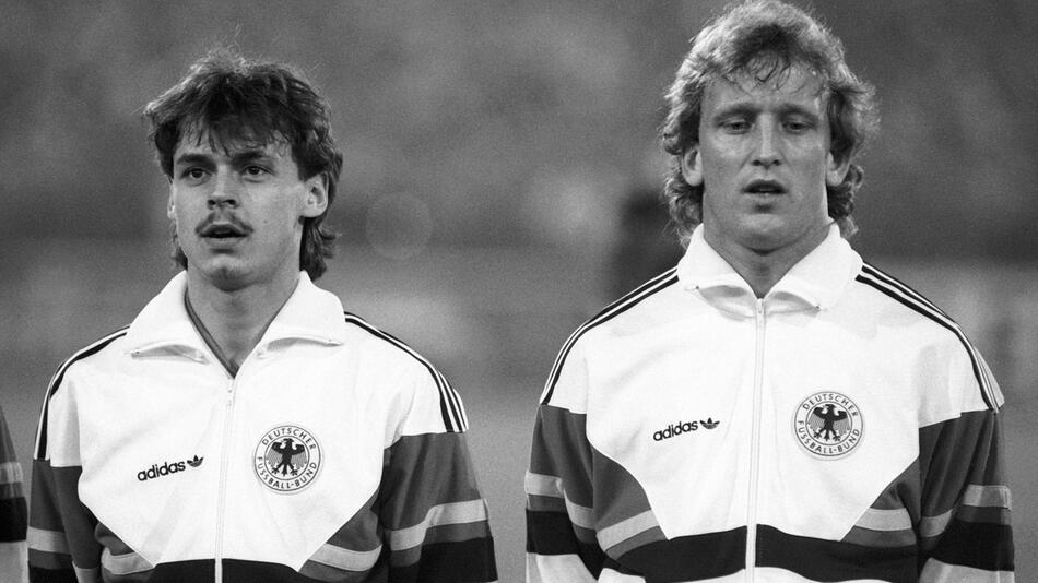 Olaf Thon und Andreas Brehme lauschen der deutschen Hymne vor dem Länderspiel gegen Brasilien 1986