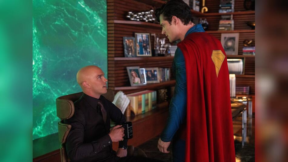 Superman (David Corenswet, r.) trifft auf seinen Widersacher Lex Luthor (Nicholas Hoult).