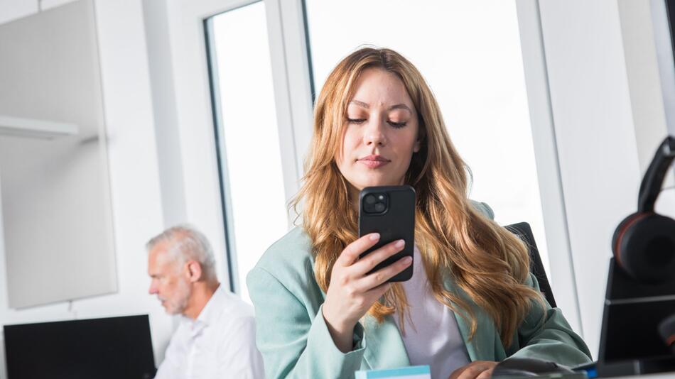 Zwei Kollegen arbeiten in einem Büro