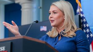 Karoline Leavitt spricht im Weissen Haus.