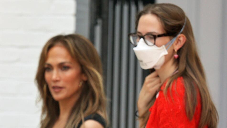 Jennifer Lopez und Violet Affleck, die wegen einer post-viralen Krankheit Maske trägt ...