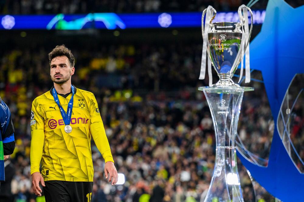 Mats Hummels und der Champions-League-Pokal