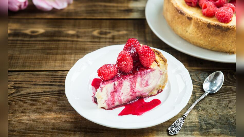 Der luftige Himbeer-Vanille-Obstkuchen ist perfekt für die Sommertage.
