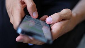 Mann tippt auf einem Smartphone eine WhatsApp Nachricht