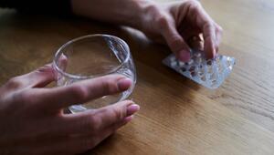 Frau hält Tabletten in der Hand
