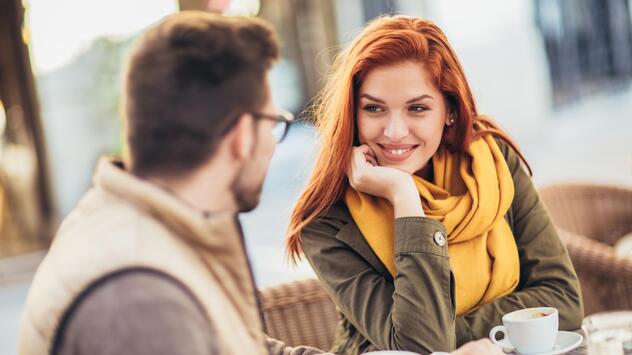 Frau und Mann beim Date