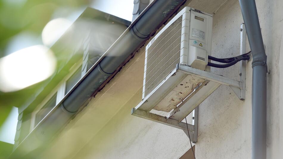 Klimaanlage an der Hauswand eines Mehrfamilienhauses