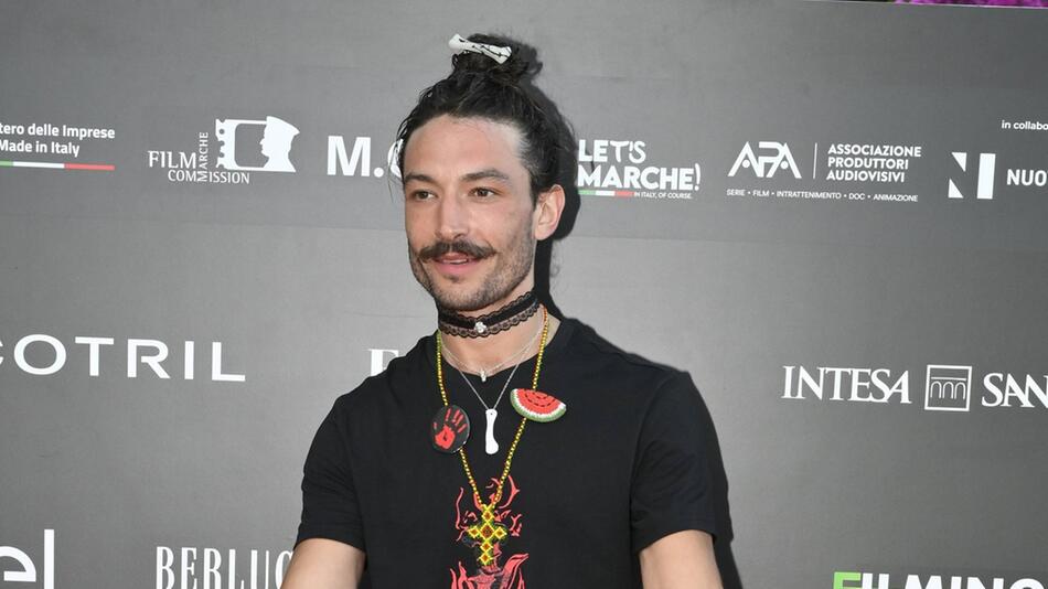 Ezra Miller auf dem roten Teppich des Filming Italy Sardegna Festivals.