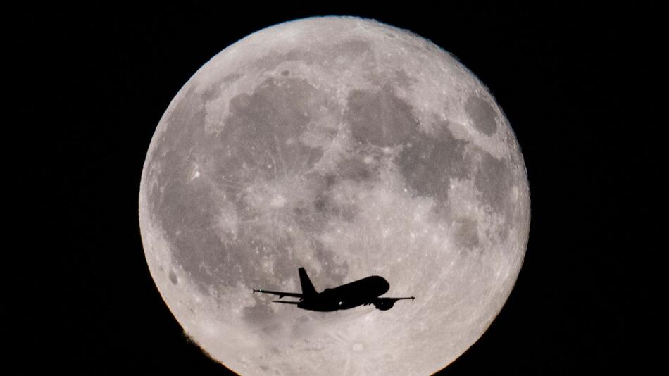 Flugzeug vor dem Vollmond