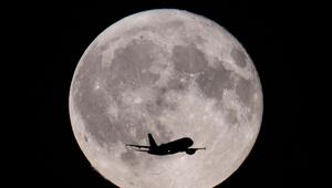 Flugzeug vor dem Vollmond