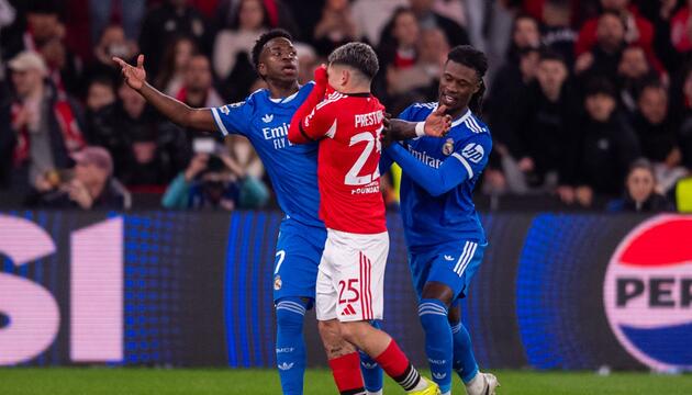 Vinicius Junior (l) und  Gianluca Prestianni (M)