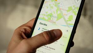 Ein Mann öffnet die App "Wo ist?" auf einem iPhone