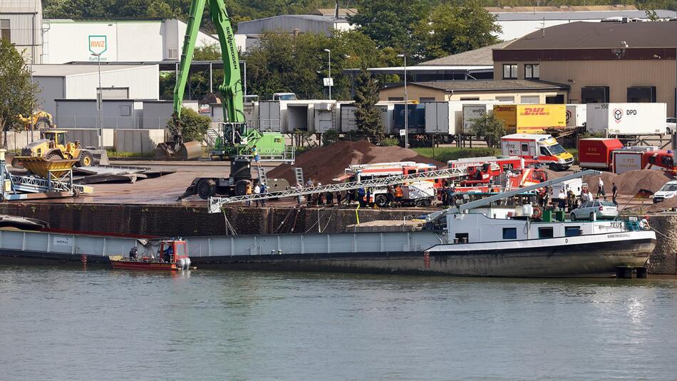 Frachter auf dem Rhein durchgeknickt