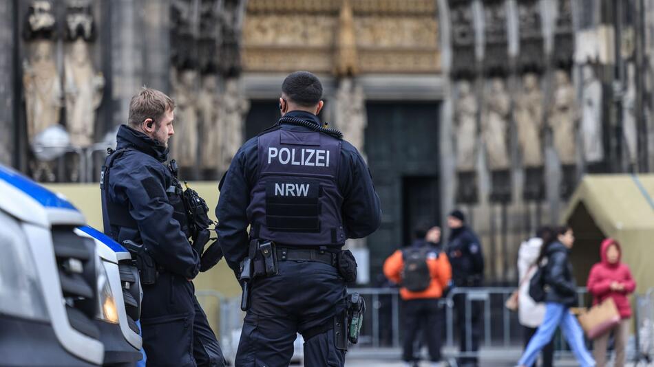 Polizei am Dom in Köln