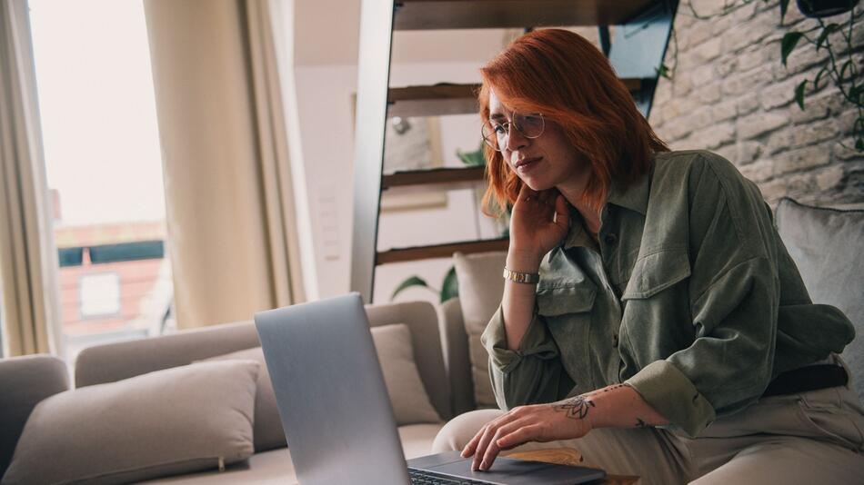 Eine Frau nutzt einen Laptop