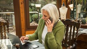 Seniorin mit Laptop und Smartphone
