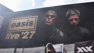 In Grossbritannien werben grosse Plakate für die Oasis-Tour 2027.