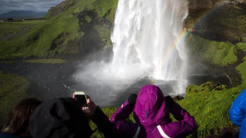 Menschen vor Wasserfall