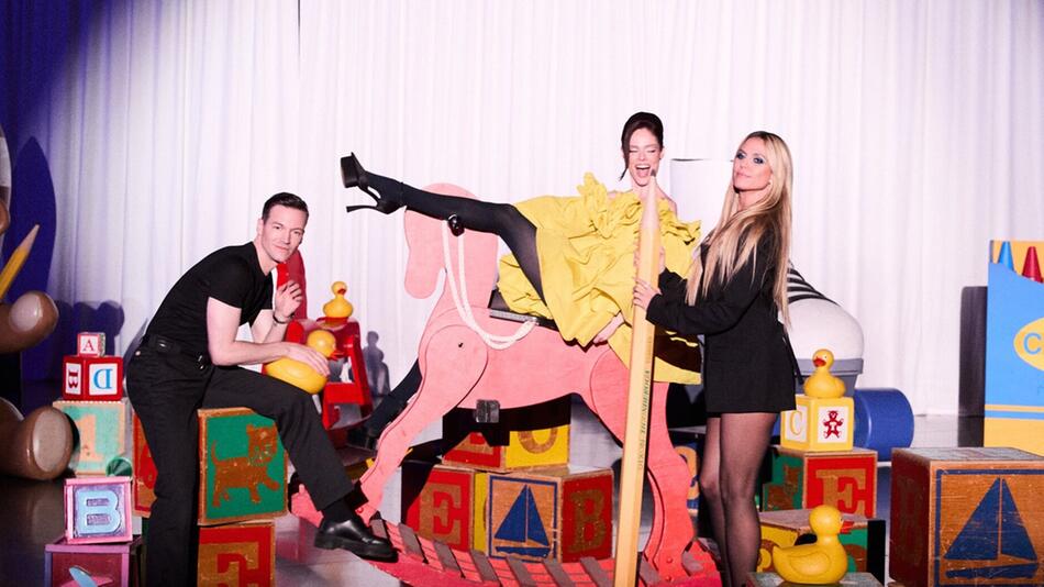 Heidi Klum (r.) und ihre beiden Gastjuroren, Designer Kevin Germanier und Gaultier-Supermodel ...