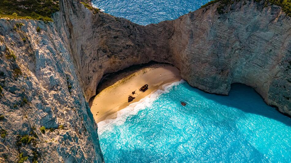 Die Schmugglerbucht auf Zakynthos ist eine der bekanntesten Sehenswürdigkeiten in Griechenland.