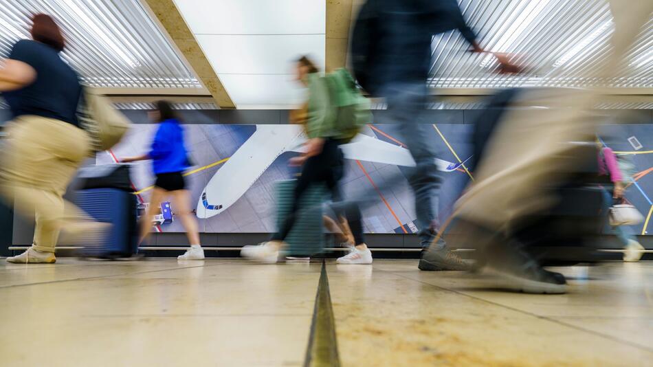 Passagiere im Flughafen Frankfurt/Main