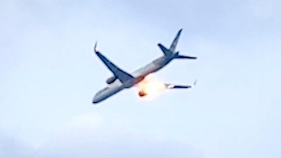 Schock im Urlaubsflieger: Condor-Maschine fängt nach Start Feuer