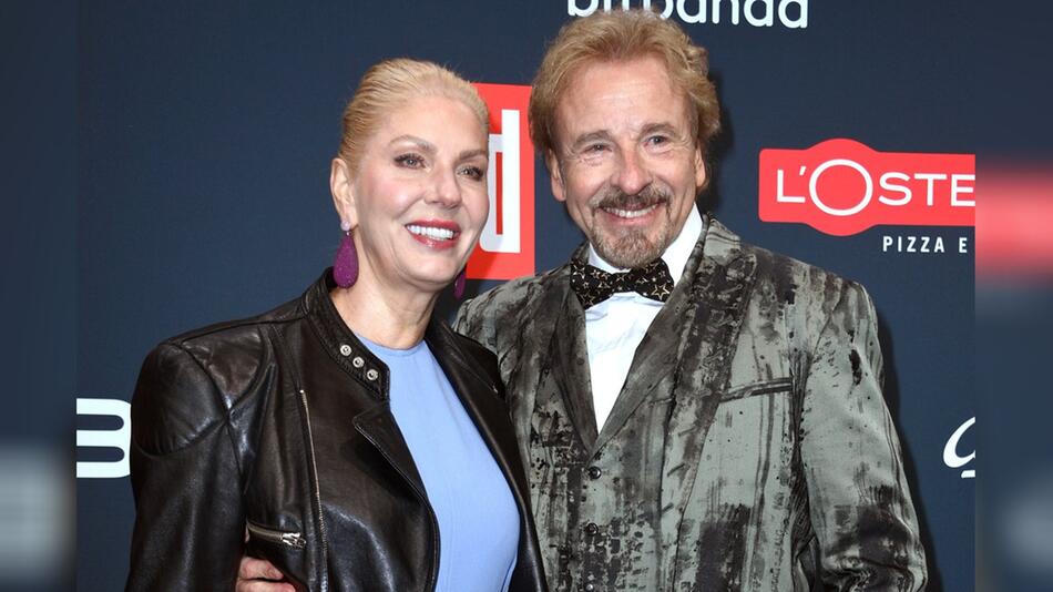 Nicht zu übersehen: Thomas Gottschalk, hier mit Karina Mross, ist überglücklich.