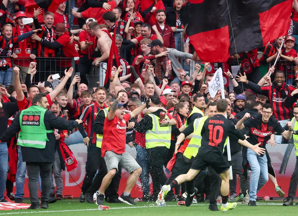 Leverkusens Dreifach-Torschütze Florian Wirtz geniesst den Jubel der fans in der BayArena